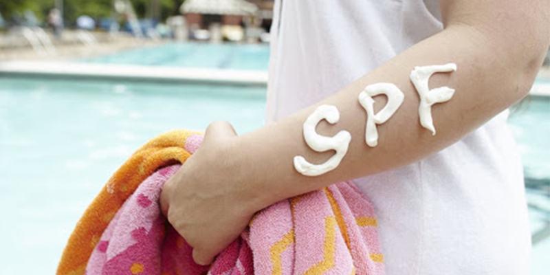 کرم ضد آفتاب رنگی SPF60 مدیلن مناسب پوست های چرب و آکنه ای ۵۰ میلی لیتر
