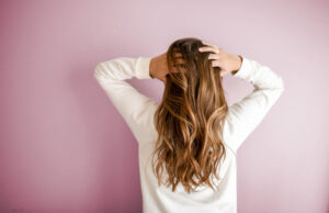 نحوه استفاده از شامپو ضخیم کننده موهای خشک پتال فرش Hair ResQ
